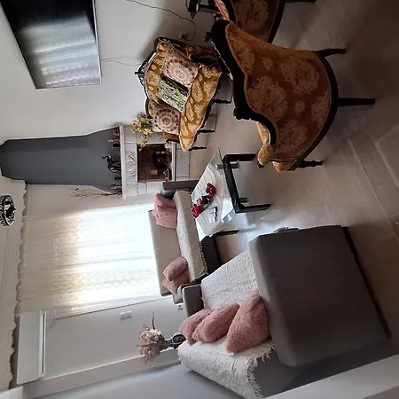 Valerias House Daire Aigio